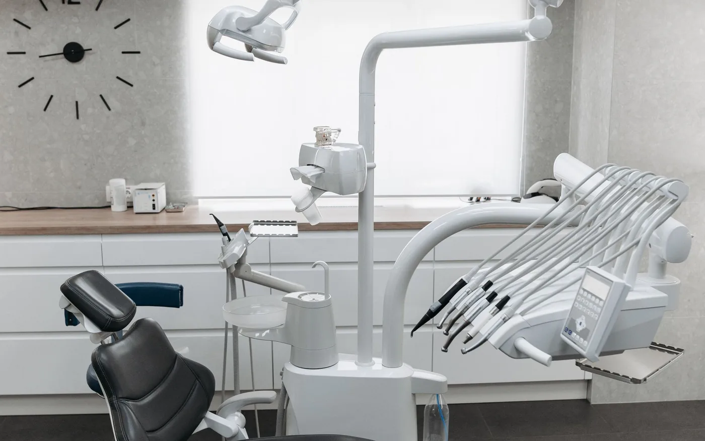 Dental treatment chair and clinical equipment