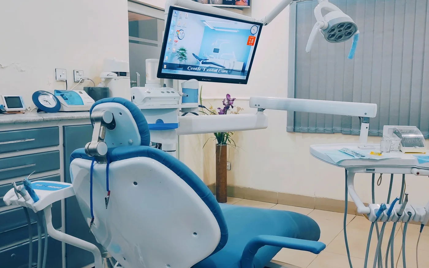 Fully equipped dental operatory with treatment equipment